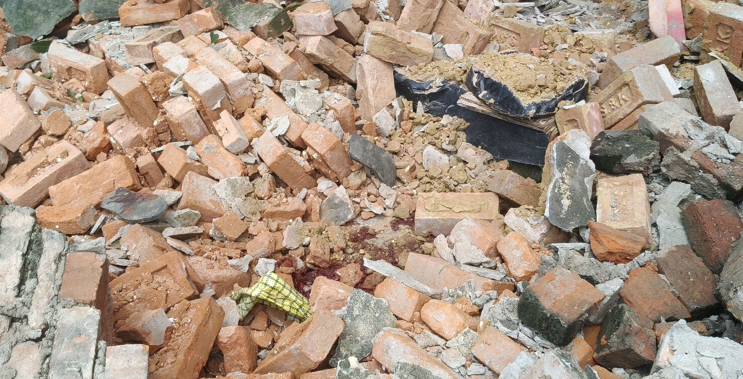 तहसील सदर के निकट सड़क किनारे पीडब्लूडी के कार्यालय की दीवार गिरने के बाद पड़ा मलबा व जमा लोगों