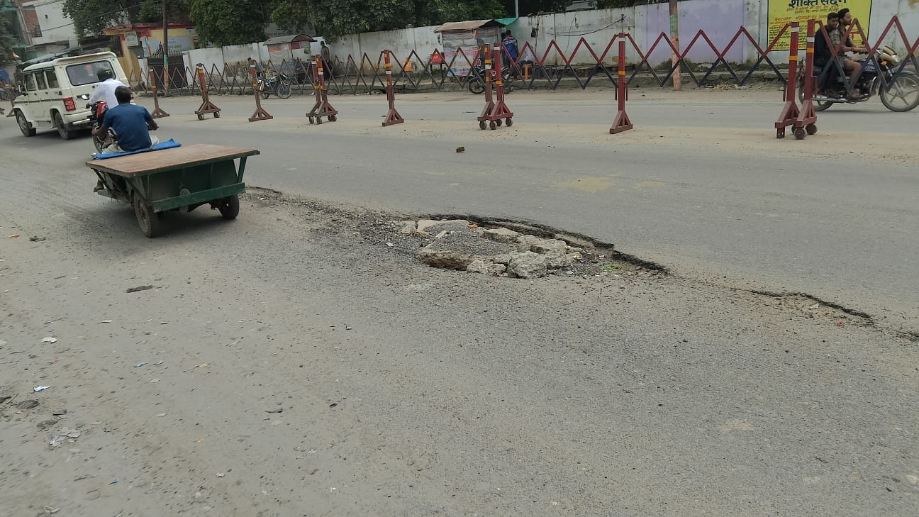 दक्षिणी रेलवे स्टेशन द्वार के बाहर बारिश के पानी जमा फोटो, संवाद दक्षिणी रेलवे स्टेशन द्वार के बाहर बारिश के पानी जमा फोटो, संवाद