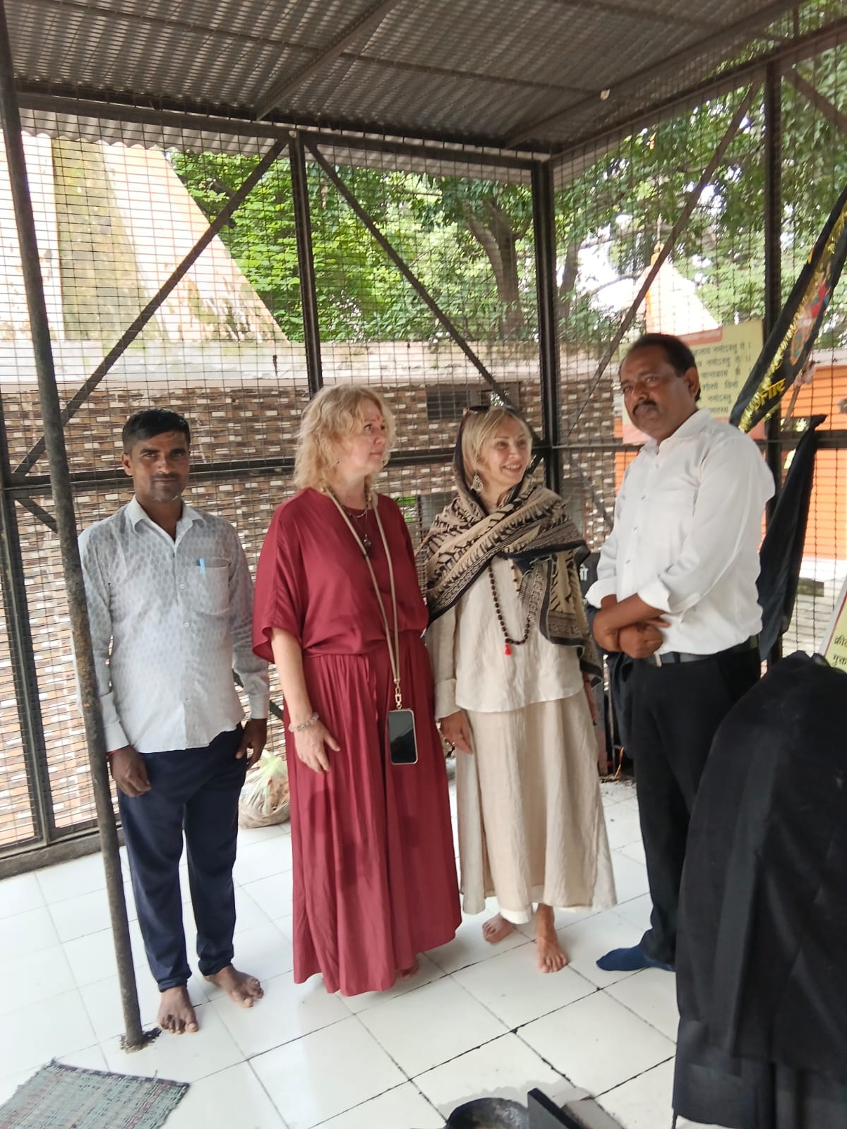 द्रौपदेश्वर महादेव मंदिर में दर्शन करती रूस की महिलाएं स्रोत संवाद द्रौपदेश्वर महादेव मंदिर में दर्शन करती रूस की महिलाएं स्रोत संवाद