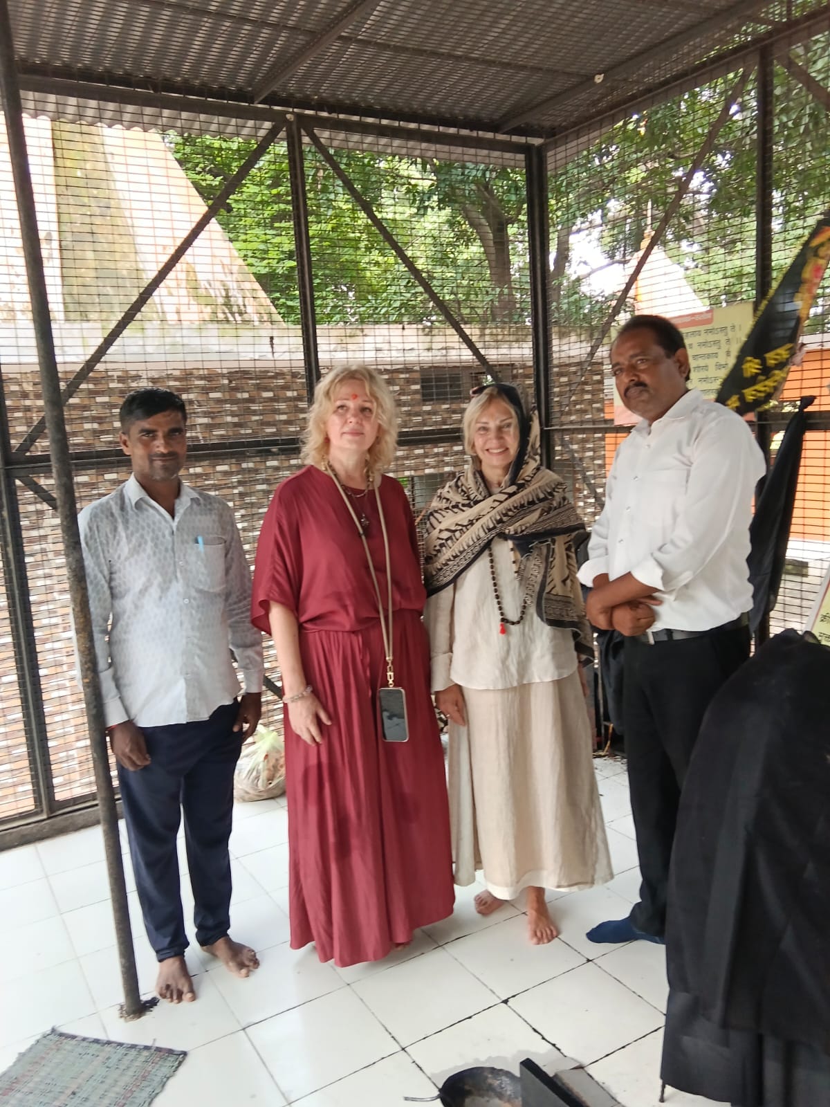 द्रौपदेश्वर महादेव मंदिर में दर्शन करती रूस की महिलाएं स्रोत संवाद द्रौपदेश्वर महादेव मंदिर में दर्शन करती रूस की महिलाएं स्रोत संवाद