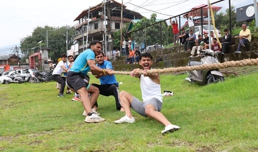 धर्मशाला के दाड़ी मैदान में आरएसएस के युवा खेल संगम में रस्साकशी प्रतियोगिता में जोर लगाते हुए धर्मशाला के दाड़ी मैदान में आरएसएस के युवा खेल संगम में रस्साकशी प्रतियोगिता में जोर लगाते हुए