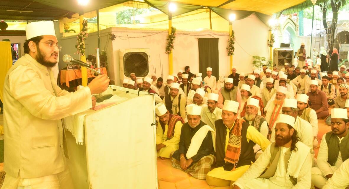 उर्स में माैजूद लोग