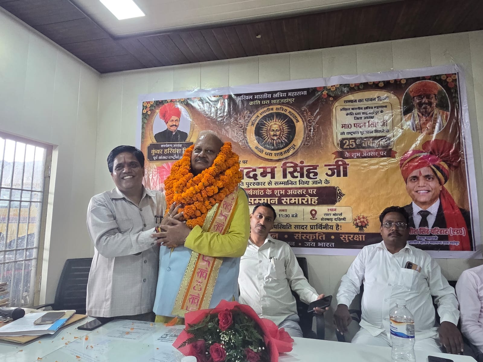 उत्तर प्रदेश ग्रामीण बैंक के क्षेत्रीय कार्यालय के सभागार में शिक्षक को सम्मानित करते क्षेत्री उत्तर प्रदेश ग्रामीण बैंक के क्षेत्रीय कार्यालय के सभागार में शिक्षक को सम्मानित करते क्षेत्री