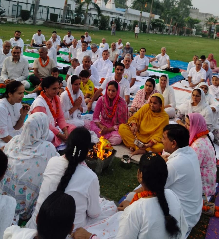योग कक्षा के स्थापना दिवस पर हवन यज्ञ में आहुति देते हुए समिति के सदस्य। विज्ञप्ति
