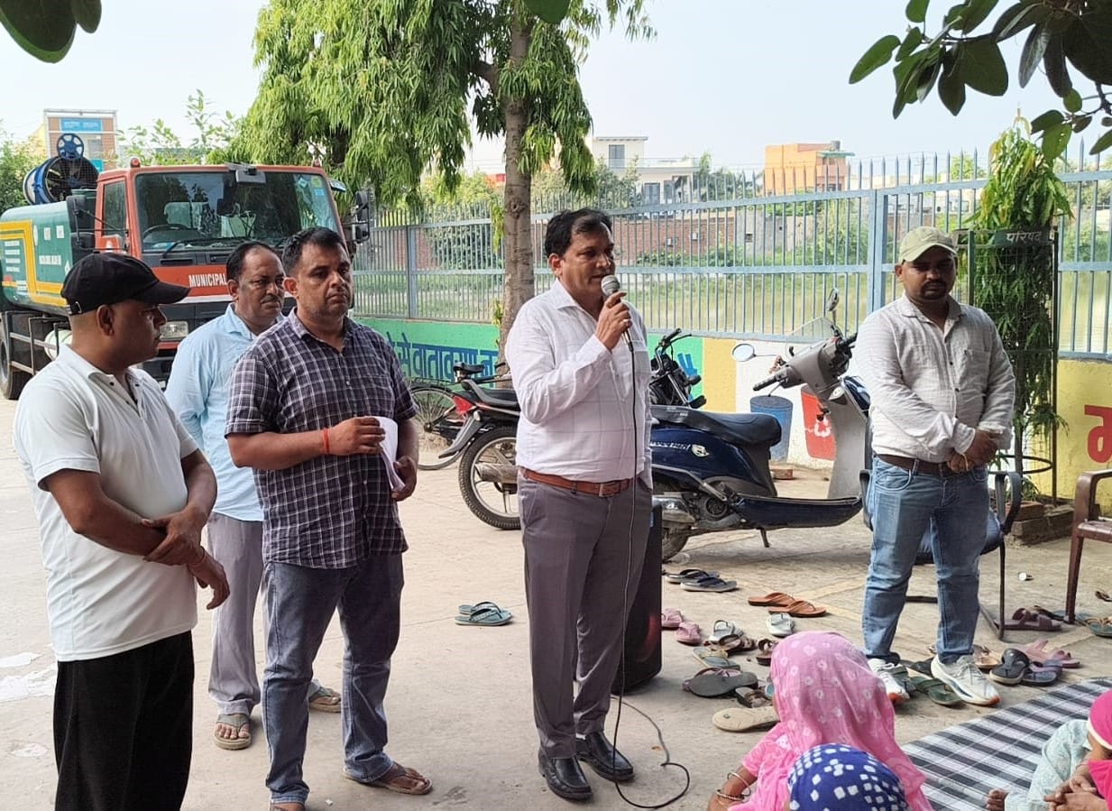 07jjr10- शहर में प्रदर्शन करते नगर परिषद के सफाई कर्मचारी। संवाद