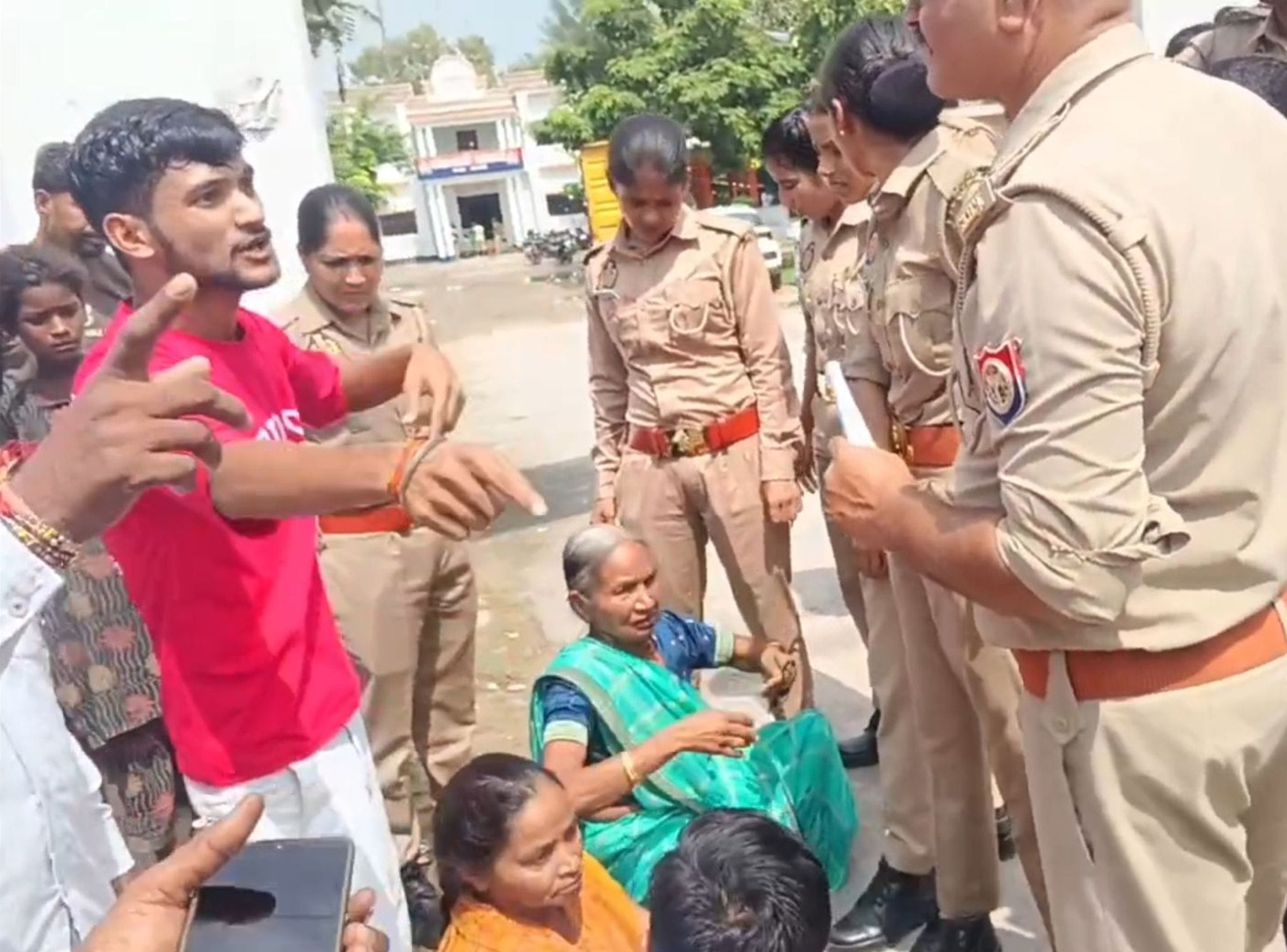 बछरावां थाना गेट के बाहर धरना देते पीड़ित परिवार की महिला और पुलिस के साथ होती नोकझोंक। बछरावां थाना गेट के बाहर धरना देते पीड़ित परिवार की महिला और पुलिस के साथ होती नोकझोंक।
