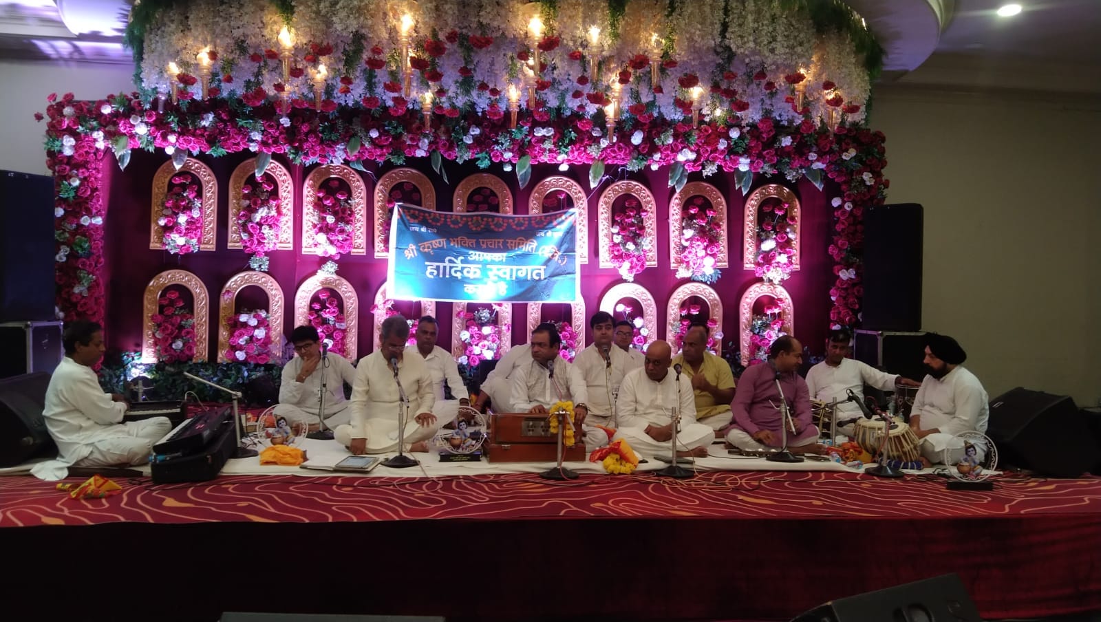 भजन संध्या में उपस्थित महिलाएं। संस्था भजन संध्या में उपस्थित महिलाएं। संस्था