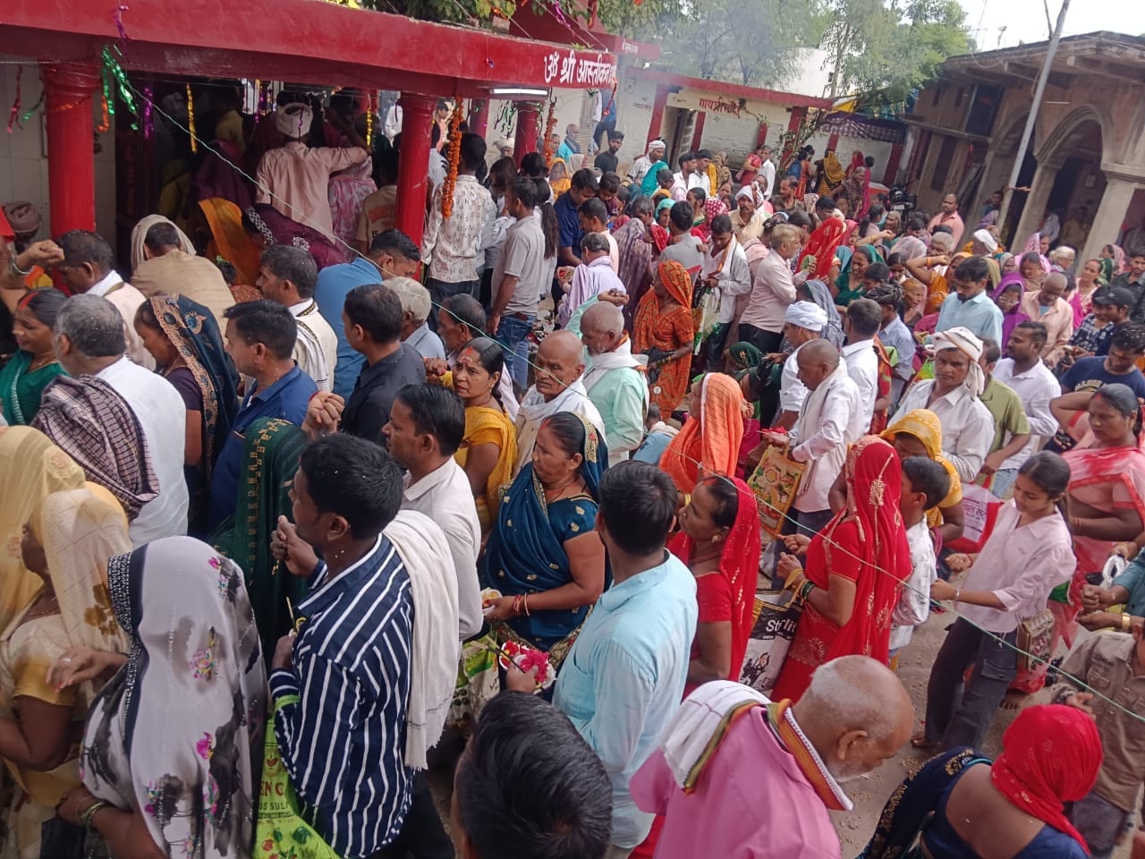 भीटी के खजुरी स्थित आस्तीकन मंदिर के मेले में खरीददारी करते श्रद्धालु भीटी के खजुरी स्थित आस्तीकन मंदिर के मेले में खरीददारी करते श्रद्धालु