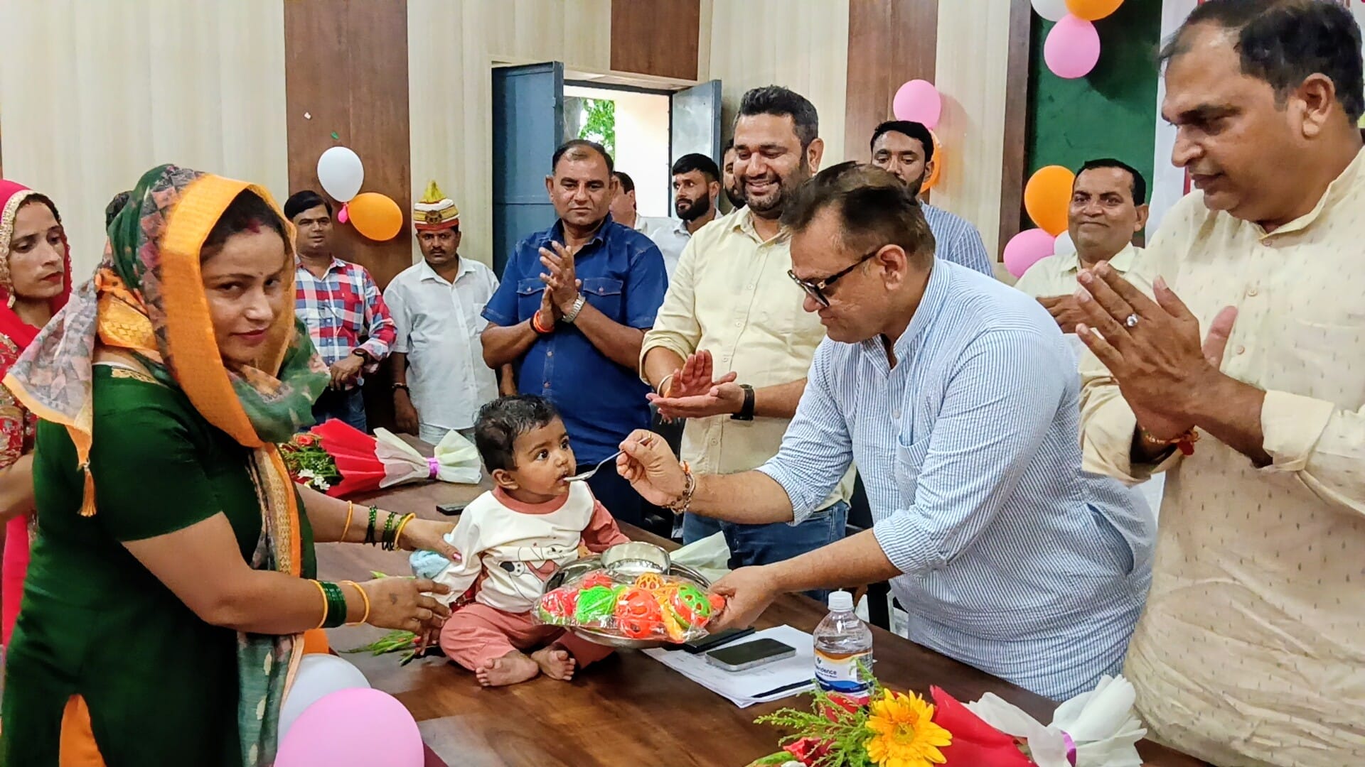 ब्लाक में आयोजित कार्यक्रम में राज्य मंत्री दिनेश खटीक गर्भवती महिला को गोदभराई करते हुए। (मवान ब्लाक में आयोजित कार्यक्रम में राज्य मंत्री दिनेश खटीक गर्भवती महिला को गोदभराई करते हुए। (मवान