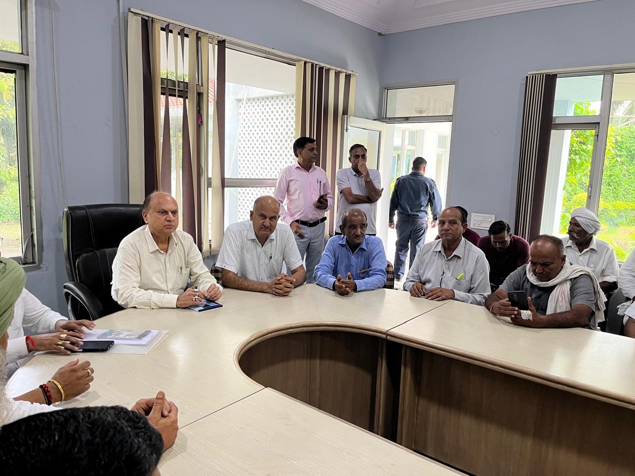 बनौंदी स्थित चीनी मिल में कर्मचारियों को समर्थन देते पूर्व विधायक रामकिशन गुर्जर। संवाद बनौंदी स्थित चीनी मिल में कर्मचारियों को समर्थन देते पूर्व विधायक रामकिशन गुर्जर। संवाद