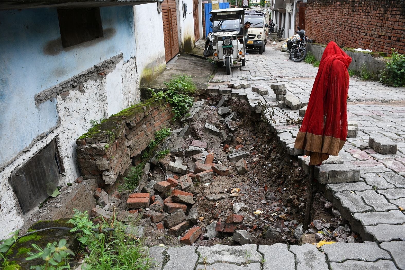 बारिश से जलभराव, नाले की दीवार गिरी। बारिश से जलभराव, नाले की दीवार गिरी।