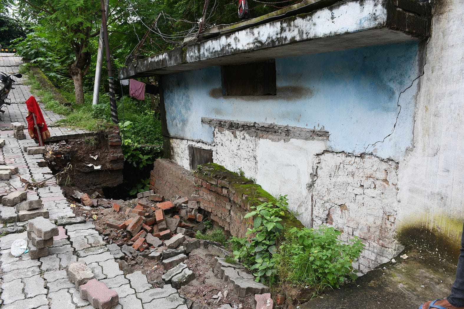 बारिश से जलभराव, नाले की दीवार गिरी। बारिश से जलभराव, नाले की दीवार गिरी।