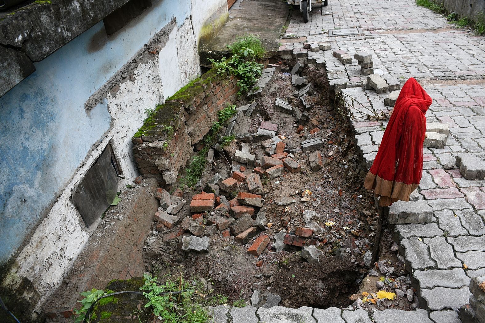 बारिश से जलभराव, नाले की दीवार गिरी। बारिश से जलभराव, नाले की दीवार गिरी।