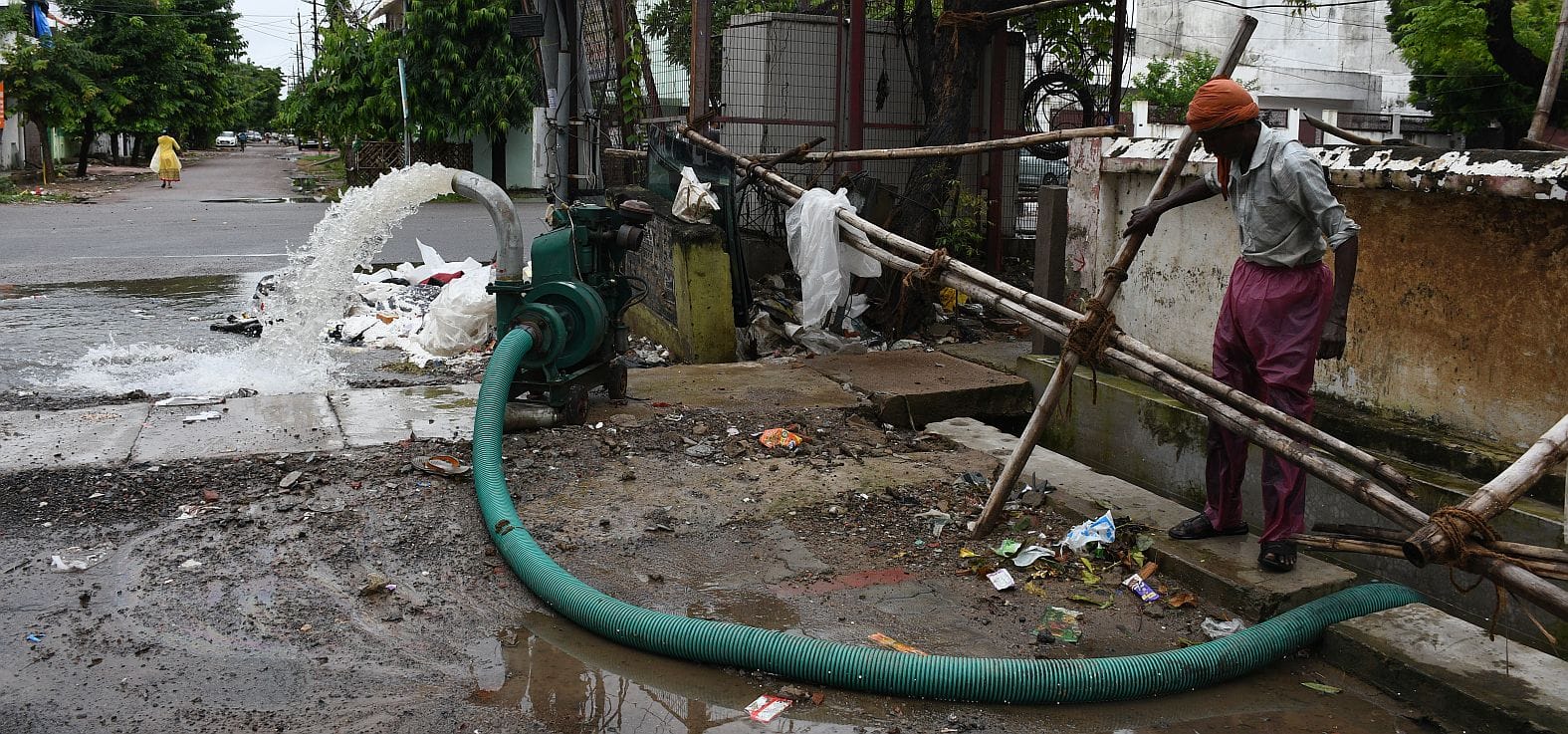 बारिश से जलभराव, नाले की दीवार गिरी। बारिश से जलभराव, नाले की दीवार गिरी।