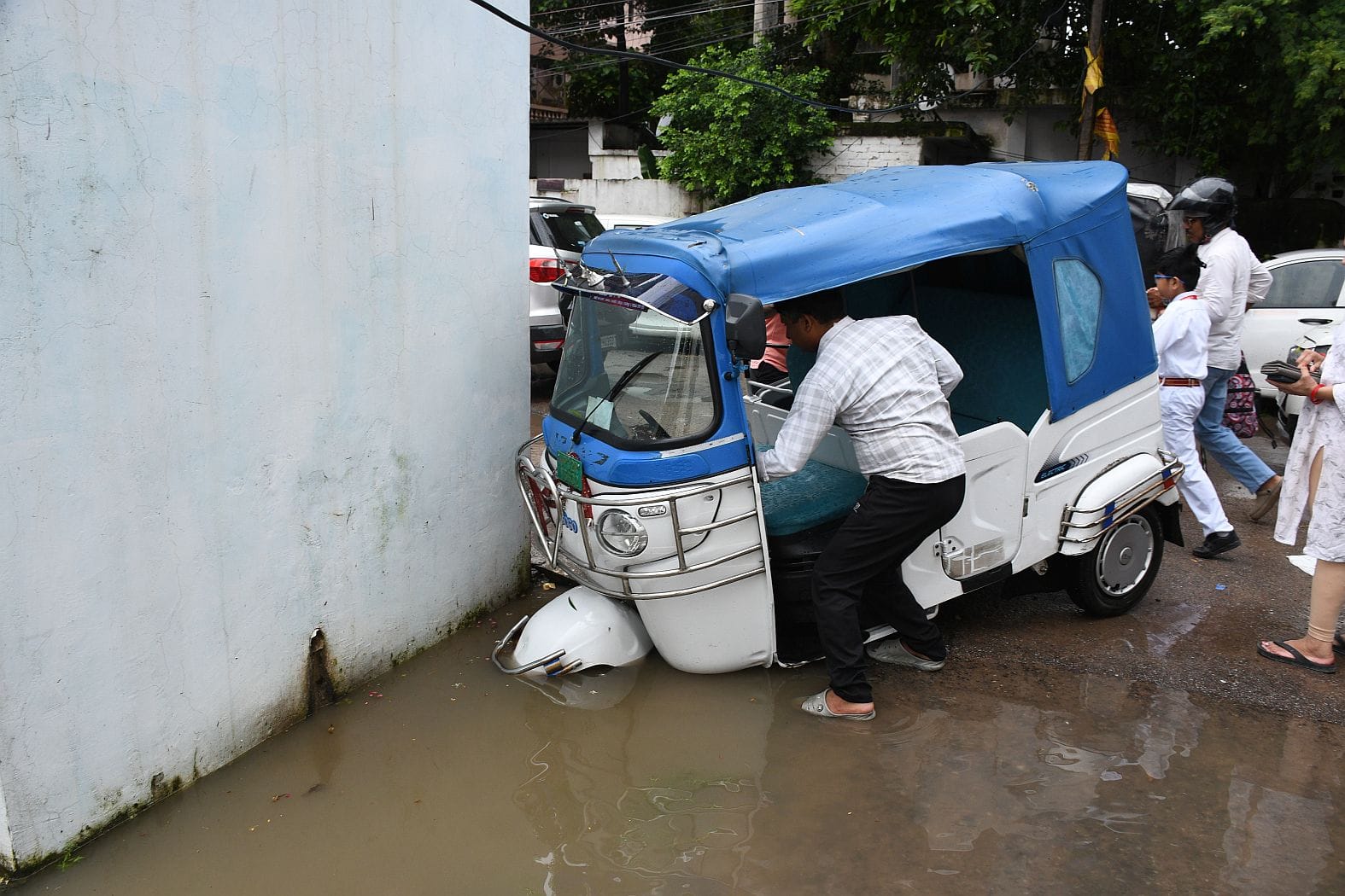 बारिश से जलभराव, नाले की दीवार गिरी। बारिश से जलभराव, नाले की दीवार गिरी।