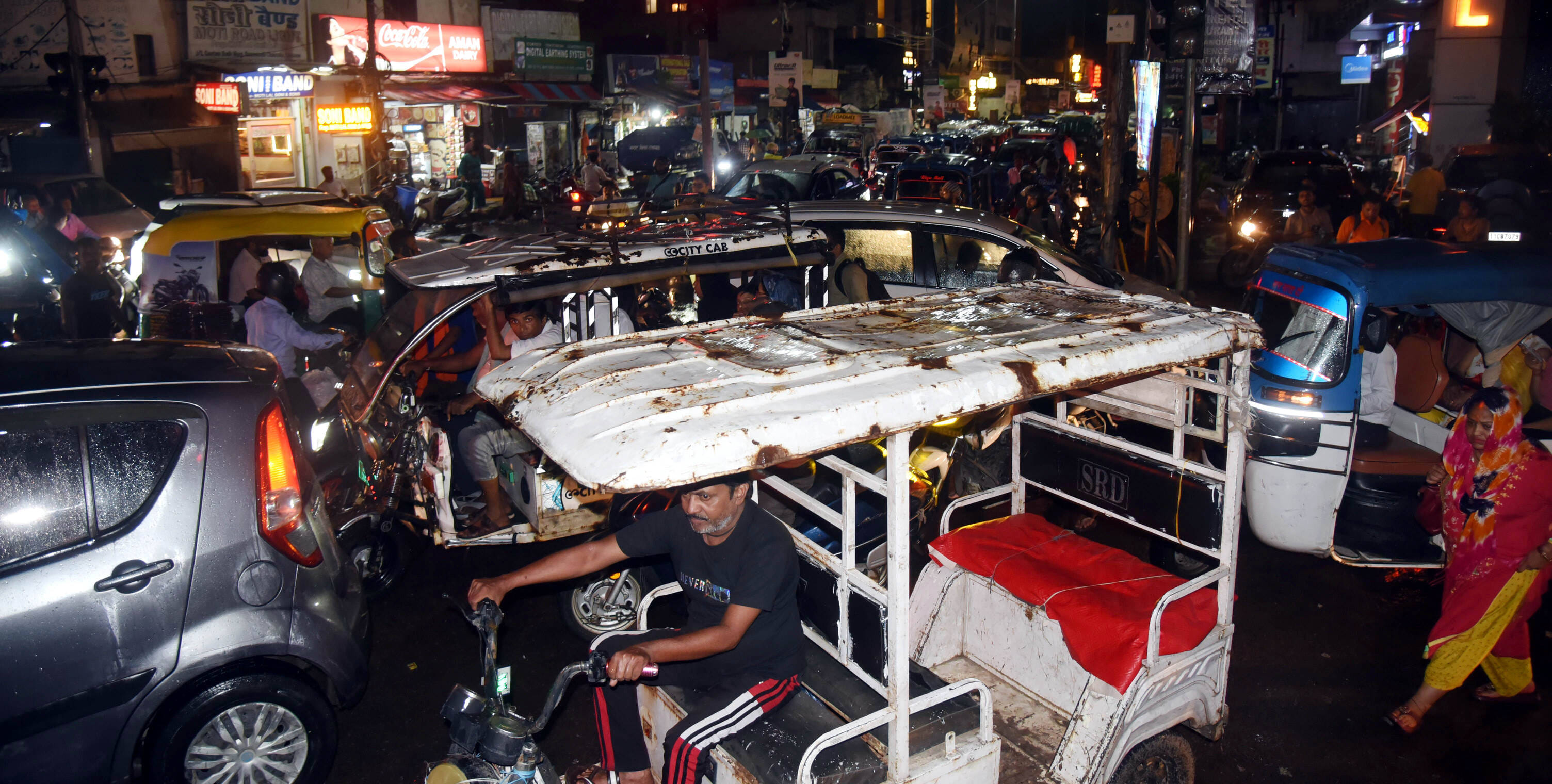 बांसमंडी में खाली पड़ा ट्रैफिक पुलिस बूथ व चाैराहे पर जाम में फंसे वाहन।