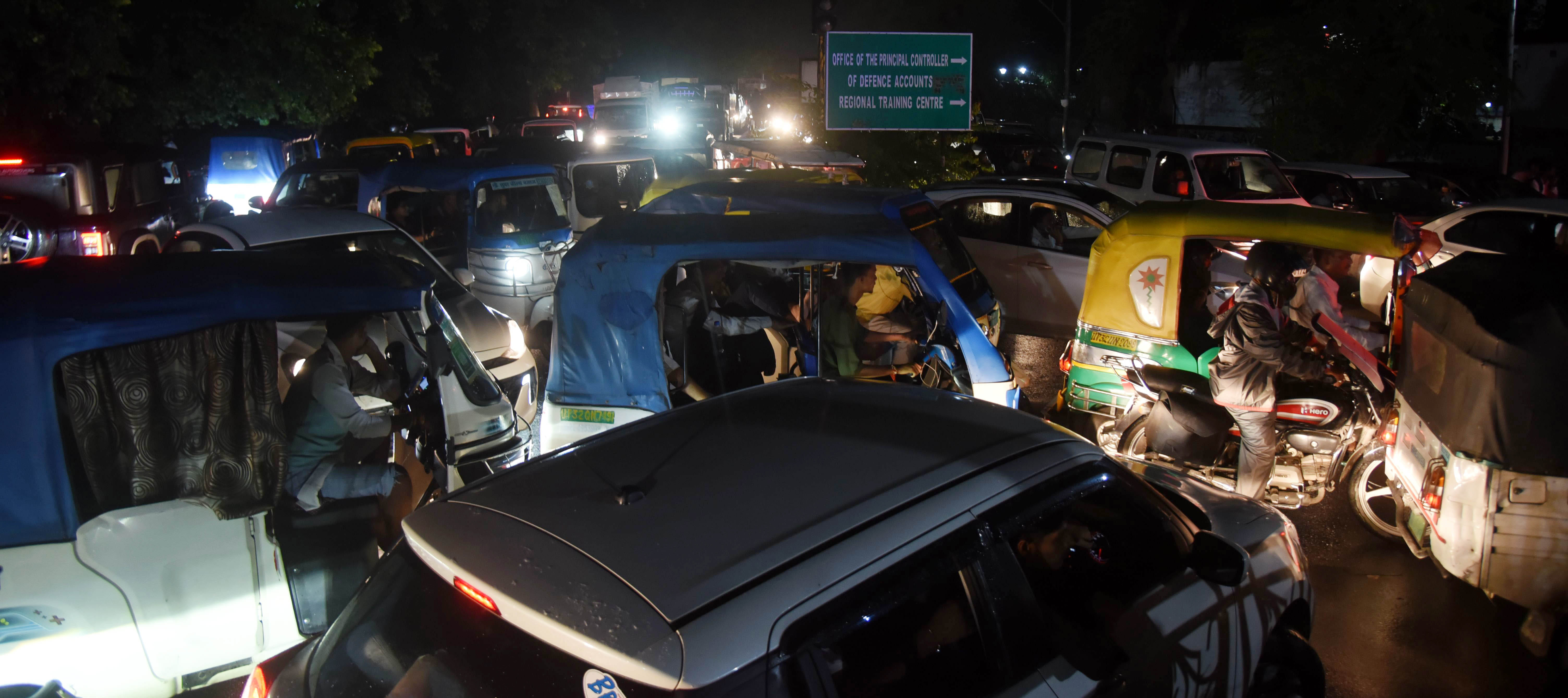बांसमंडी में खाली पड़ा ट्रैफिक पुलिस बूथ व चाैराहे पर जाम में फंसे वाहन।