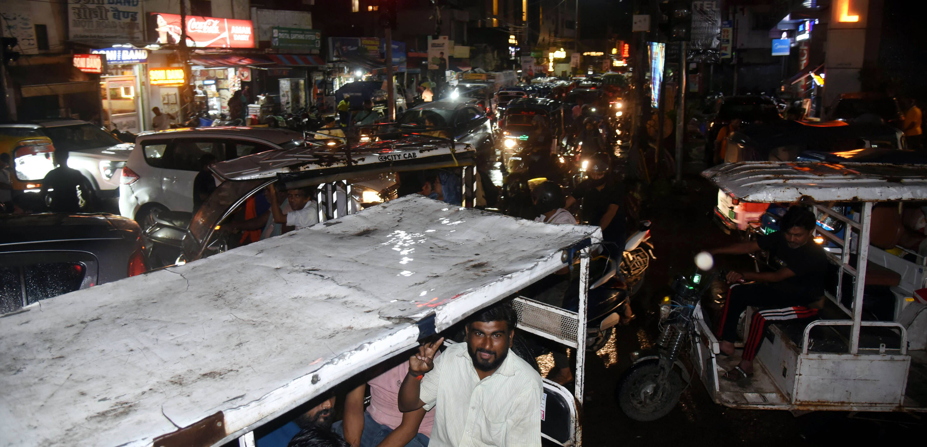 बांसमंडी में खाली पड़ा ट्रैफिक पुलिस बूथ व चाैराहे पर जाम में फंसे वाहन।