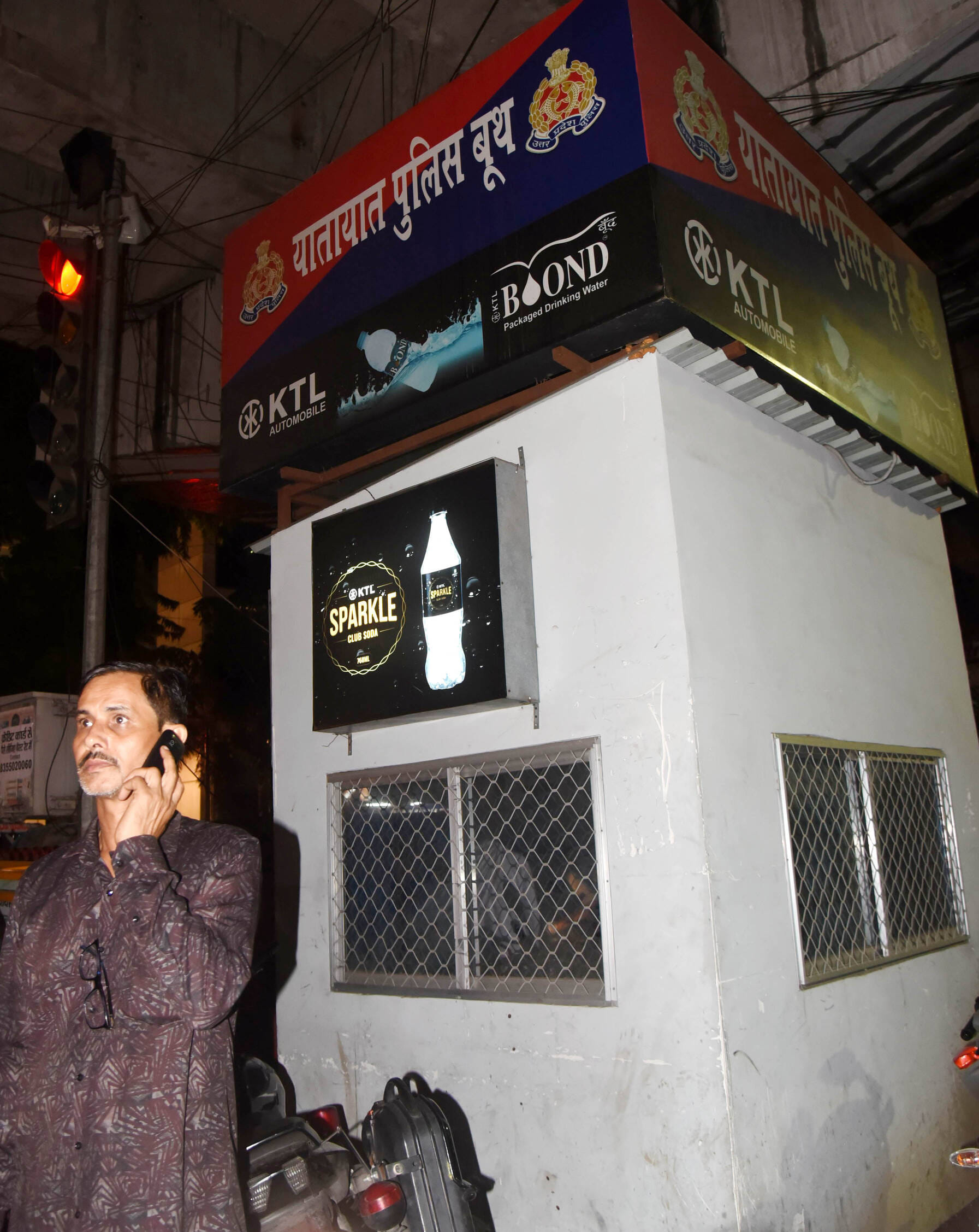 बांसमंडी में खाली पड़ा ट्रैफिक पुलिस बूथ व चाैराहे पर जाम में फंसे वाहन।
