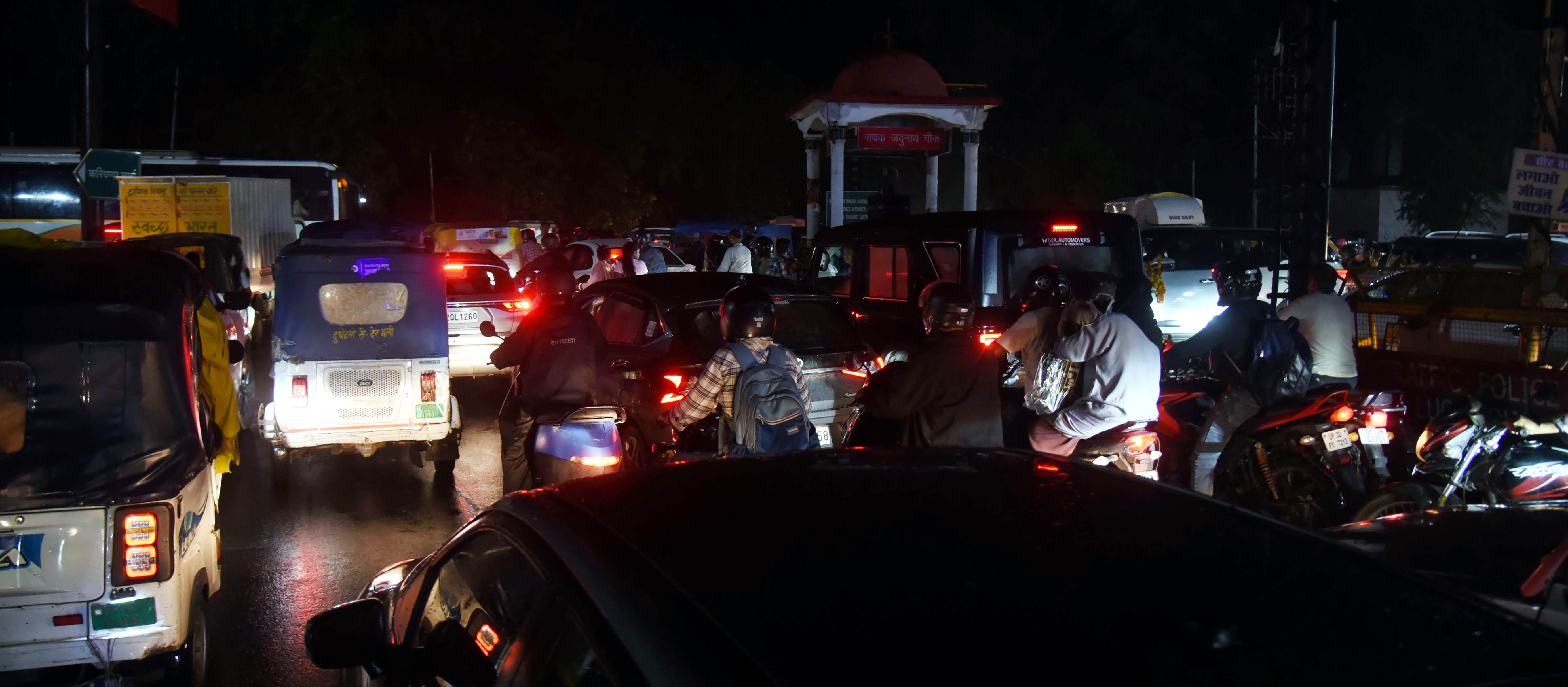 बांसमंडी में खाली पड़ा ट्रैफिक पुलिस बूथ व चाैराहे पर जाम में फंसे वाहन।