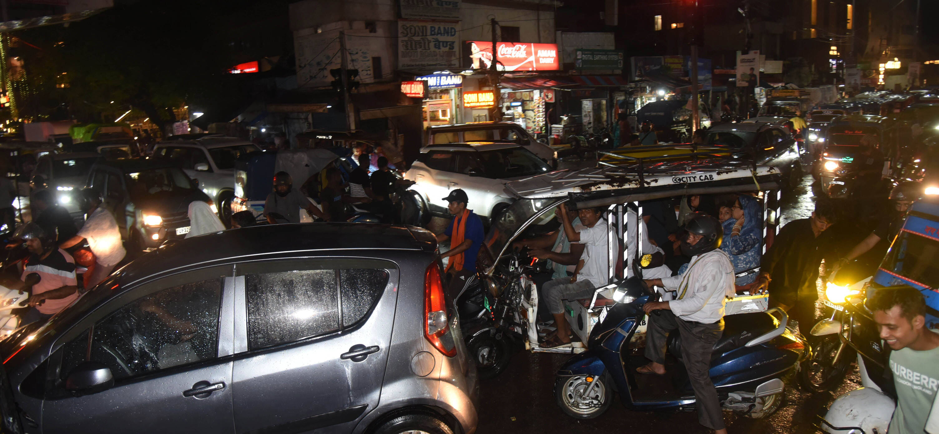 बांसमंडी में खाली पड़ा ट्रैफिक पुलिस बूथ व चाैराहे पर जाम में फंसे वाहन।