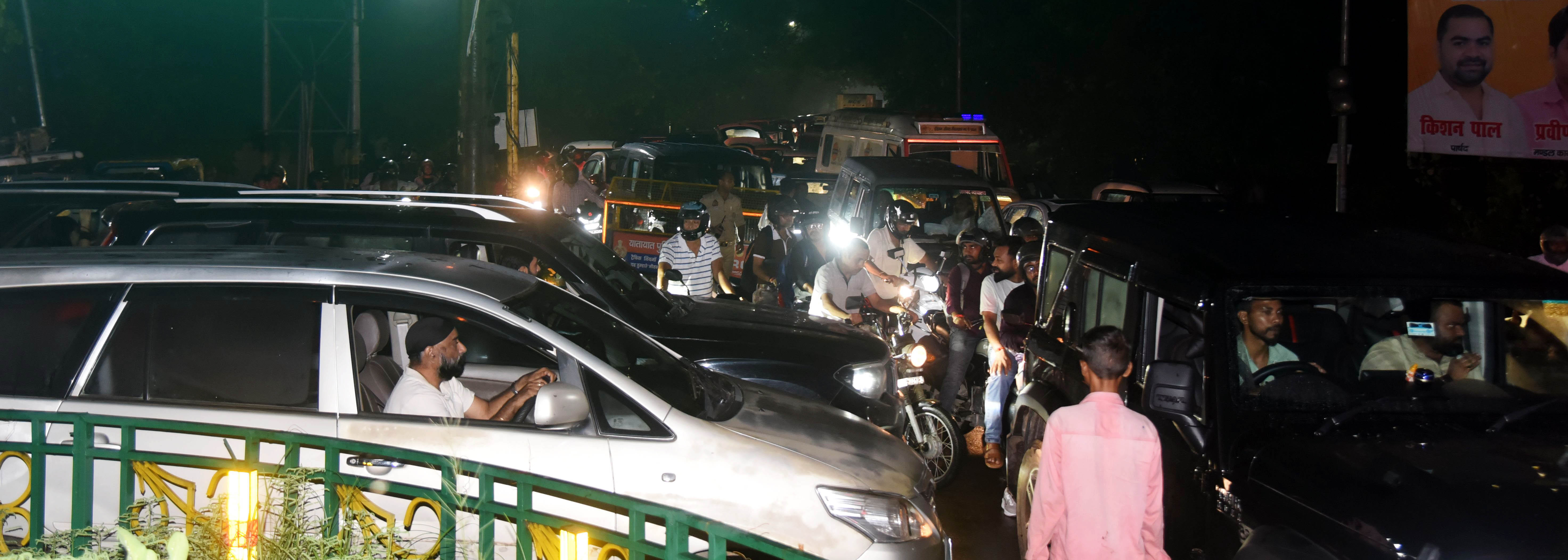 बांसमंडी में खाली पड़ा ट्रैफिक पुलिस बूथ व चाैराहे पर जाम में फंसे वाहन।