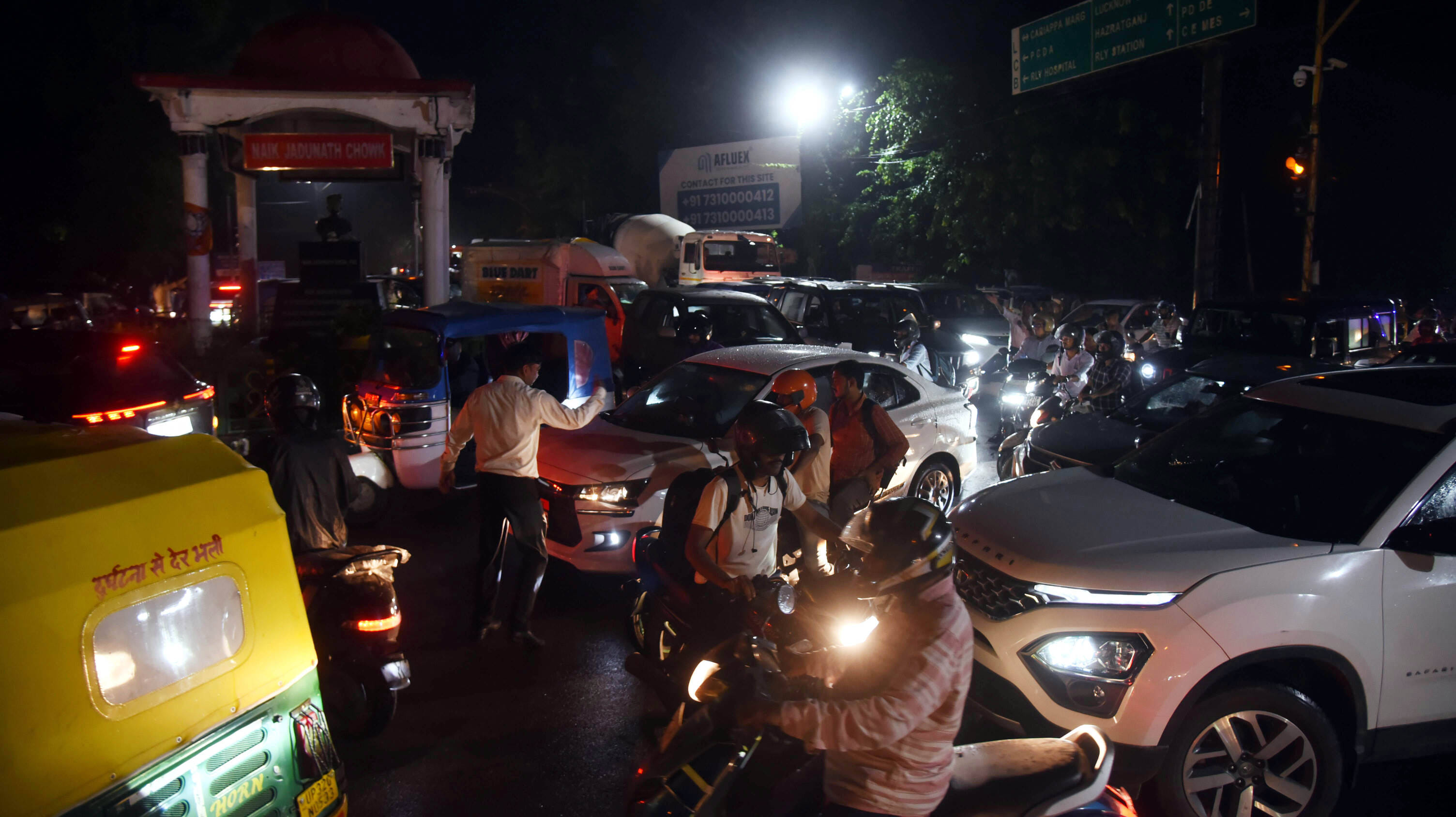 बांसमंडी में खाली पड़ा ट्रैफिक पुलिस बूथ व चाैराहे पर जाम में फंसे वाहन।