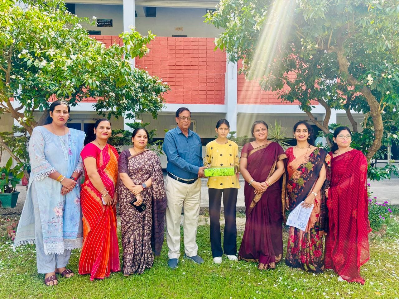 छात्रा मुस्कान को सांत्वना पुरस्कार प्रदान करते स्टाफ व प्रबंधन समिति के पदाधिकारी। विज्ञप्ति