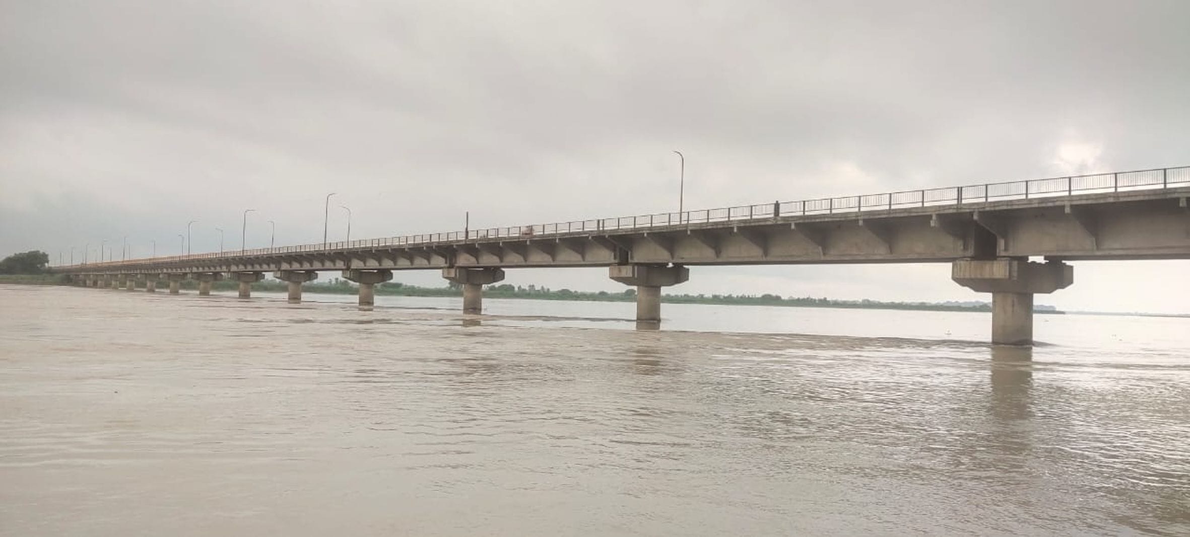 डलमऊ के रानी शिवाला घाट पर गंगा का बढ़ता जलस्तर। डलमऊ के रानी शिवाला घाट पर गंगा का बढ़ता जलस्तर।
