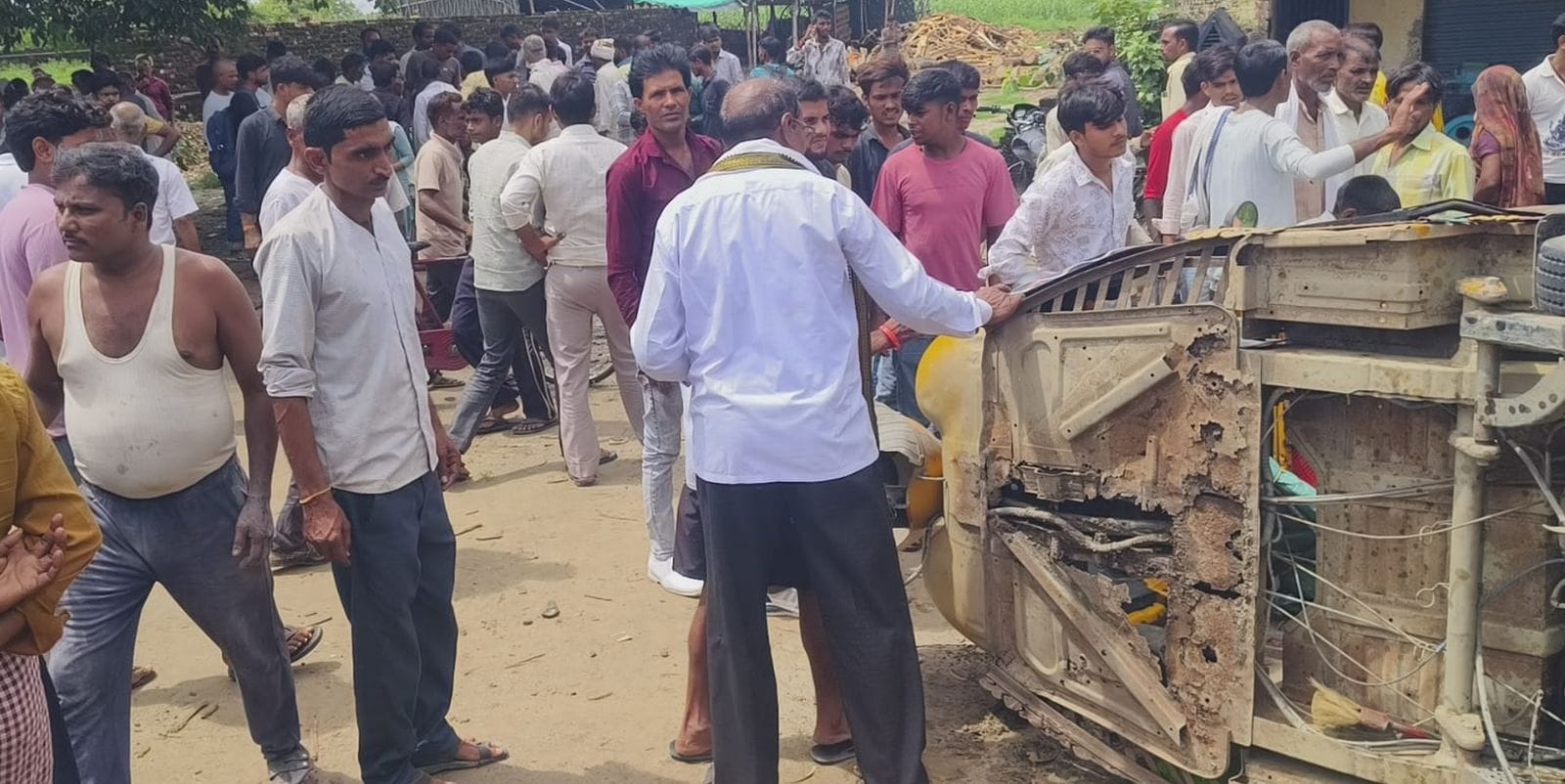 डंपर की टक्कर लगने के बाद पलटा टेंपो और पास ही खड़ा डंपर। संवाद डंपर की टक्कर लगने के बाद पलटा टेंपो और पास ही खड़ा डंपर। संवाद