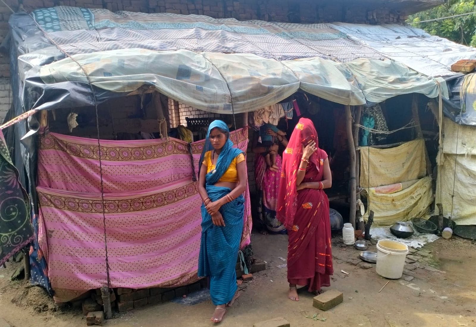 फोटो 07 एमएएचपी 03 परिचय-गिरा कच्चा मकान दिखाता पीड़ित रामकिशोर। संवाद फोटो 07 एमएएचपी 03 परिचय-गिरा कच्चा मकान दिखाता पीड़ित रामकिशोर। संवाद