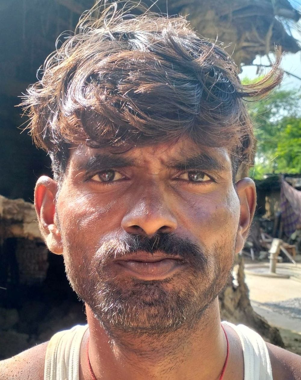 फोटो 07 एमएएचपी 03 परिचय-गिरा कच्चा मकान दिखाता पीड़ित रामकिशोर। संवाद फोटो 07 एमएएचपी 03 परिचय-गिरा कच्चा मकान दिखाता पीड़ित रामकिशोर। संवाद