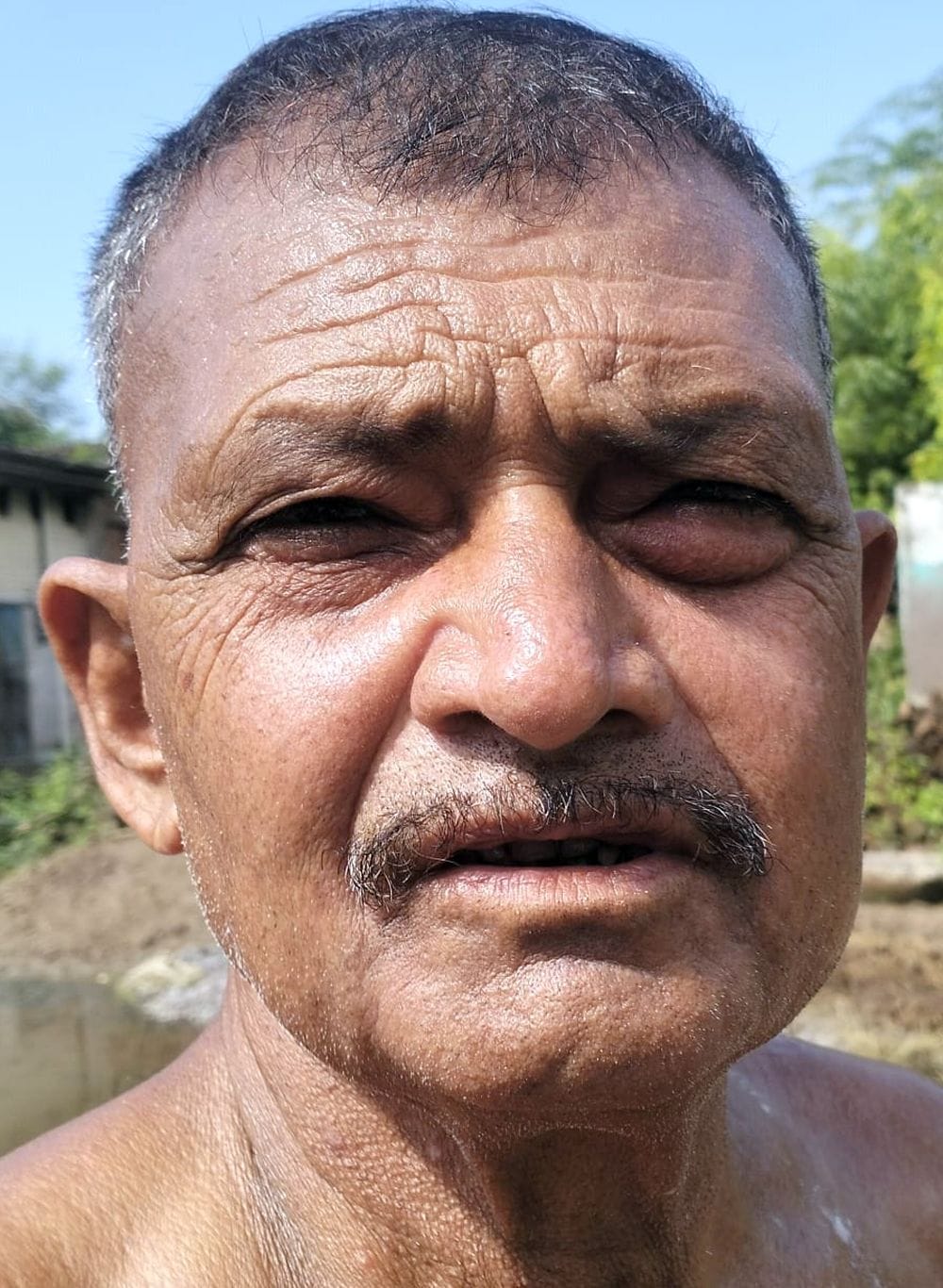 फोटो 07 एमएएचपी 03 परिचय-गिरा कच्चा मकान दिखाता पीड़ित रामकिशोर। संवाद फोटो 07 एमएएचपी 03 परिचय-गिरा कच्चा मकान दिखाता पीड़ित रामकिशोर। संवाद