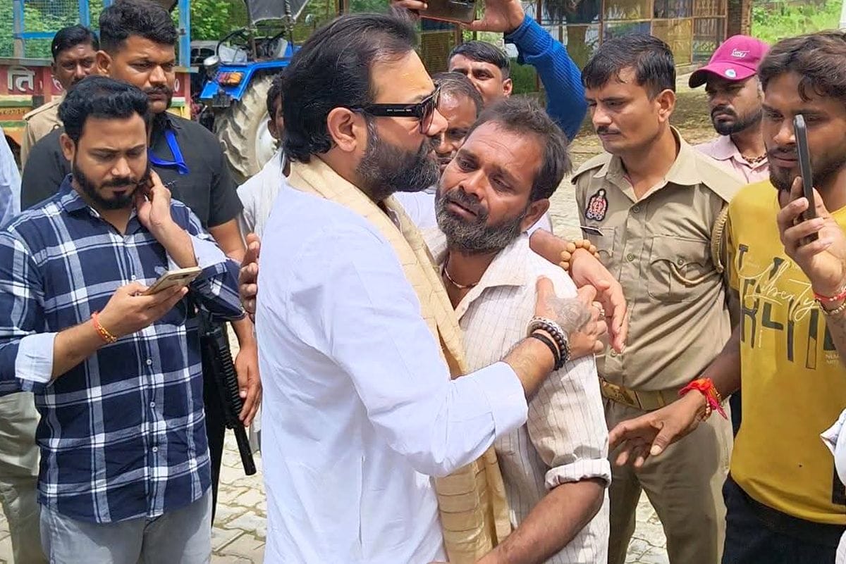 फोटो 07 एमएएचपी 13 परिचय-रिवई गांव में मृतकों के परिजनों से जानकारी लेकर आर्थिक सहायता का भरोस फोटो 07 एमएएचपी 13 परिचय-रिवई गांव में मृतकों के परिजनों से जानकारी लेकर आर्थिक सहायता का भरोस