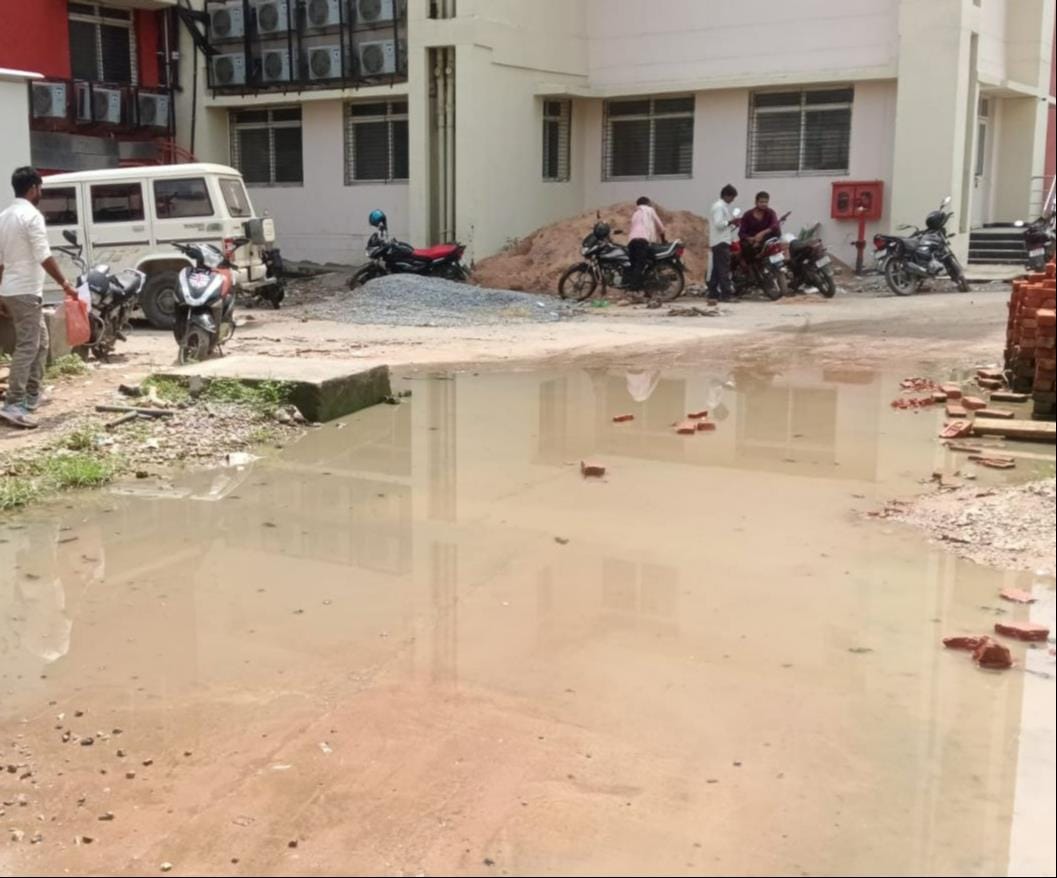 फोटो- 25- इमरजेंसी और पैथोलॉजी के बीच में भरा बारिश का पानी। संवाद फोटो- 25- इमरजेंसी और पैथोलॉजी के बीच में भरा बारिश का पानी। संवाद