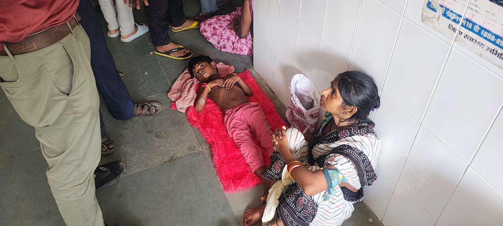 फोटो-35-जिला अस्पताल में बाल रोग विशेषज्ञ कक्ष के बाहर जमीन पर लेटा रोहित और पास बैठी मां। अमर फोटो-35-जिला अस्पताल में बाल रोग विशेषज्ञ कक्ष के बाहर जमीन पर लेटा रोहित और पास बैठी मां। अमर