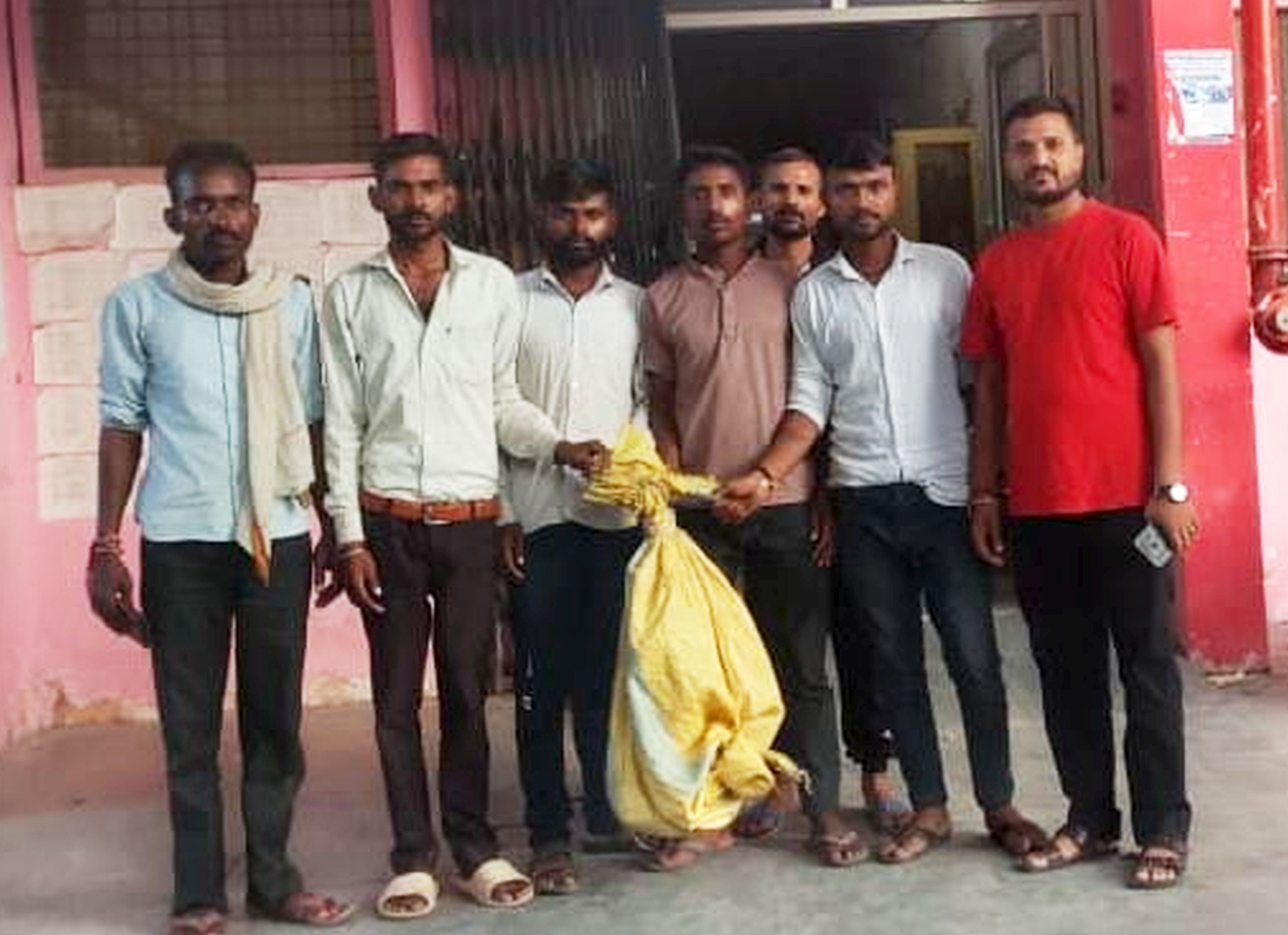 फोटो-47-बोरी में सांप लेकर पहुंचे ग्रामीण। संवाद फोटो-47-बोरी में सांप लेकर पहुंचे ग्रामीण। संवाद