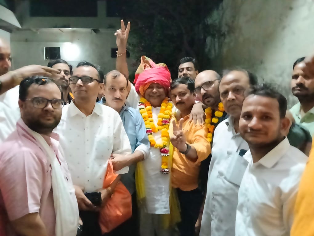 फोटो : सौंख में अग्रवाल समाज चुनाव में अध्यक्ष पद पर विजयी महेश अग्रवाल अपने समर्थकों के साथ जश फोटो : सौंख में अग्रवाल समाज चुनाव में अध्यक्ष पद पर विजयी महेश अग्रवाल अपने समर्थकों के साथ जश