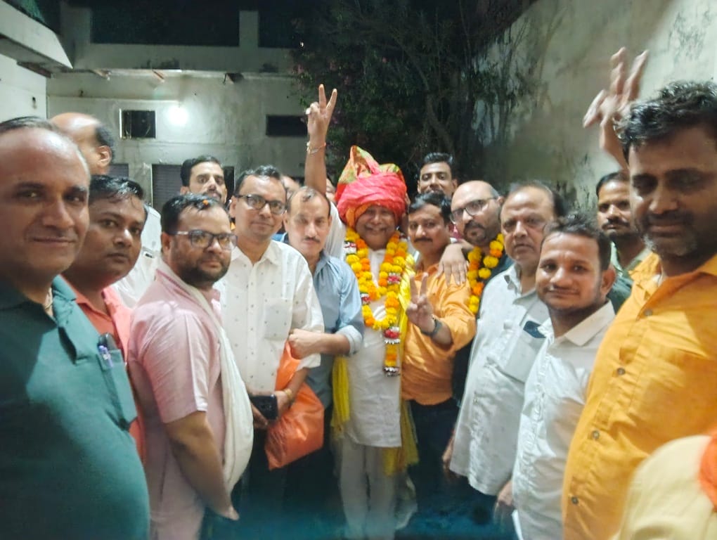 फोटो : सौंख में अग्रवाल समाज चुनाव में अध्यक्ष पद पर विजयी महेश अग्रवाल अपने समर्थकों के साथ जश फोटो : सौंख में अग्रवाल समाज चुनाव में अध्यक्ष पद पर विजयी महेश अग्रवाल अपने समर्थकों के साथ जश