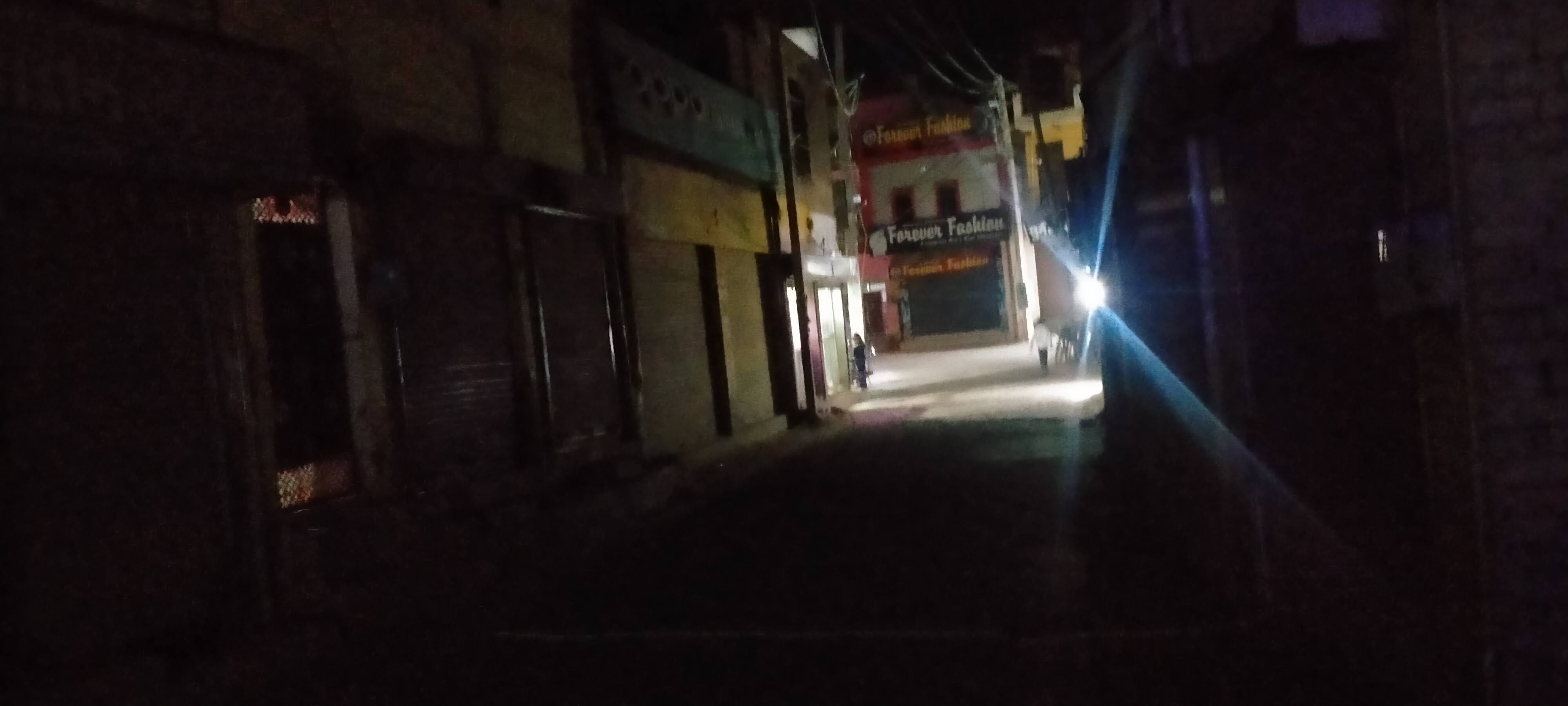 फोटो संख्या:-55 रात्रि 8.20 पर ऑटो मार्केट में छाया अंधेरा। संवाद फोटो संख्या:-55 रात्रि 8.20 पर ऑटो मार्केट में छाया अंधेरा। संवाद