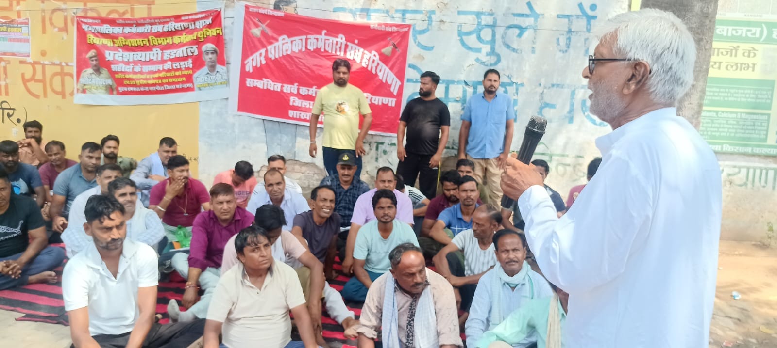 फोटो संख्या:-64 नगरपालिका में ससफाई कर्मचारियों को नोटिस के बारे में जानकारी देते हुए नपा अधिक फोटो संख्या:-64 नगरपालिका में ससफाई कर्मचारियों को नोटिस के बारे में जानकारी देते हुए नपा अधिक