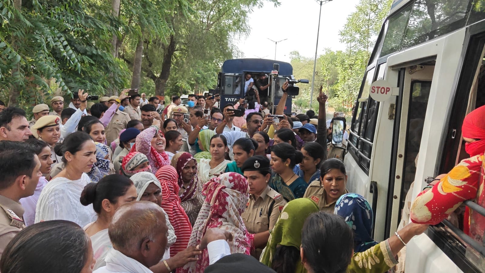 फतेहाबाद। शहर के सेक्टर तीन के पास पुलिस व अन्य अधिकारियों से बातचीत करते हड़ताली कर्मचारी। सं
