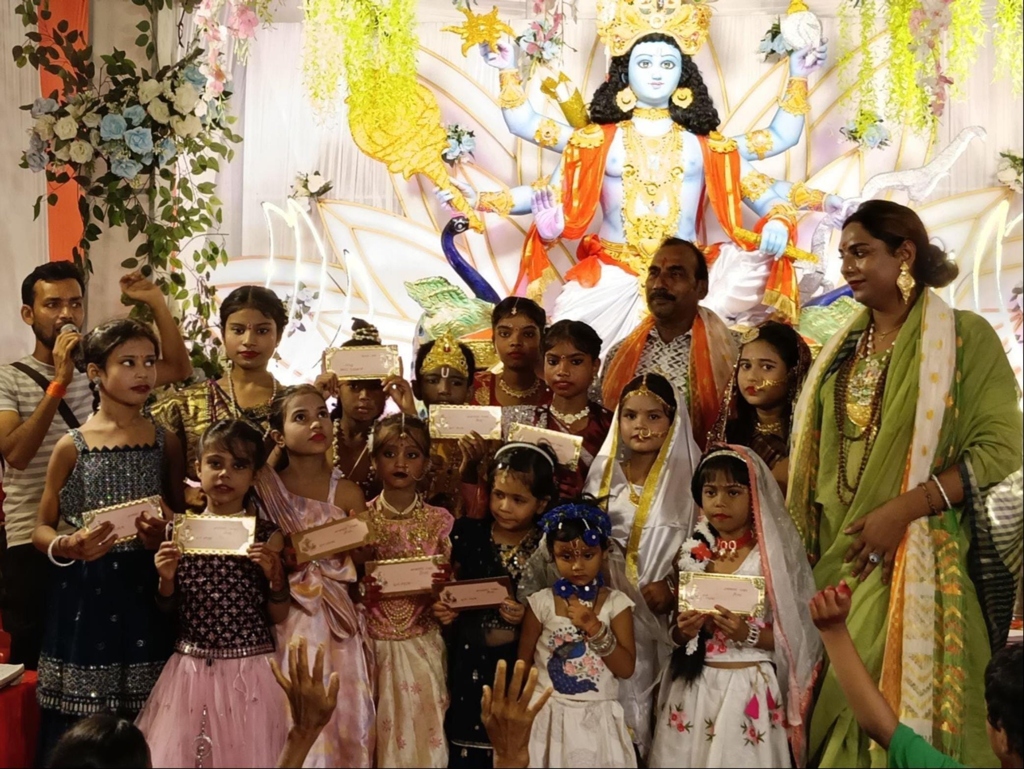 गोंडाधीश दरबार में आयोजित डांडिया महारास कार्यक्रम में सम्मानित किए गए बच्चे। स्रोत: आयोजक गोंडाधीश दरबार में आयोजित डांडिया महारास कार्यक्रम में सम्मानित किए गए बच्चे। स्रोत: आयोजक