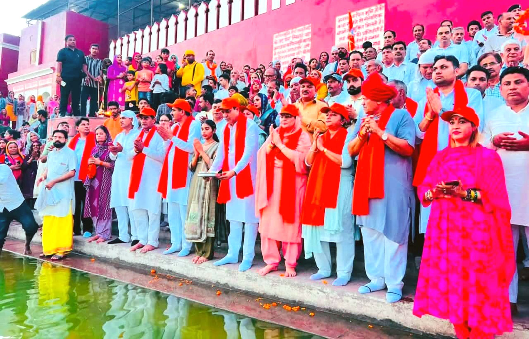 गुरु रविदास कलश वंदन यात्रा में उमड़े श्रद्धालु। संवाद गुरु रविदास कलश वंदन यात्रा में उमड़े श्रद्धालु। संवाद