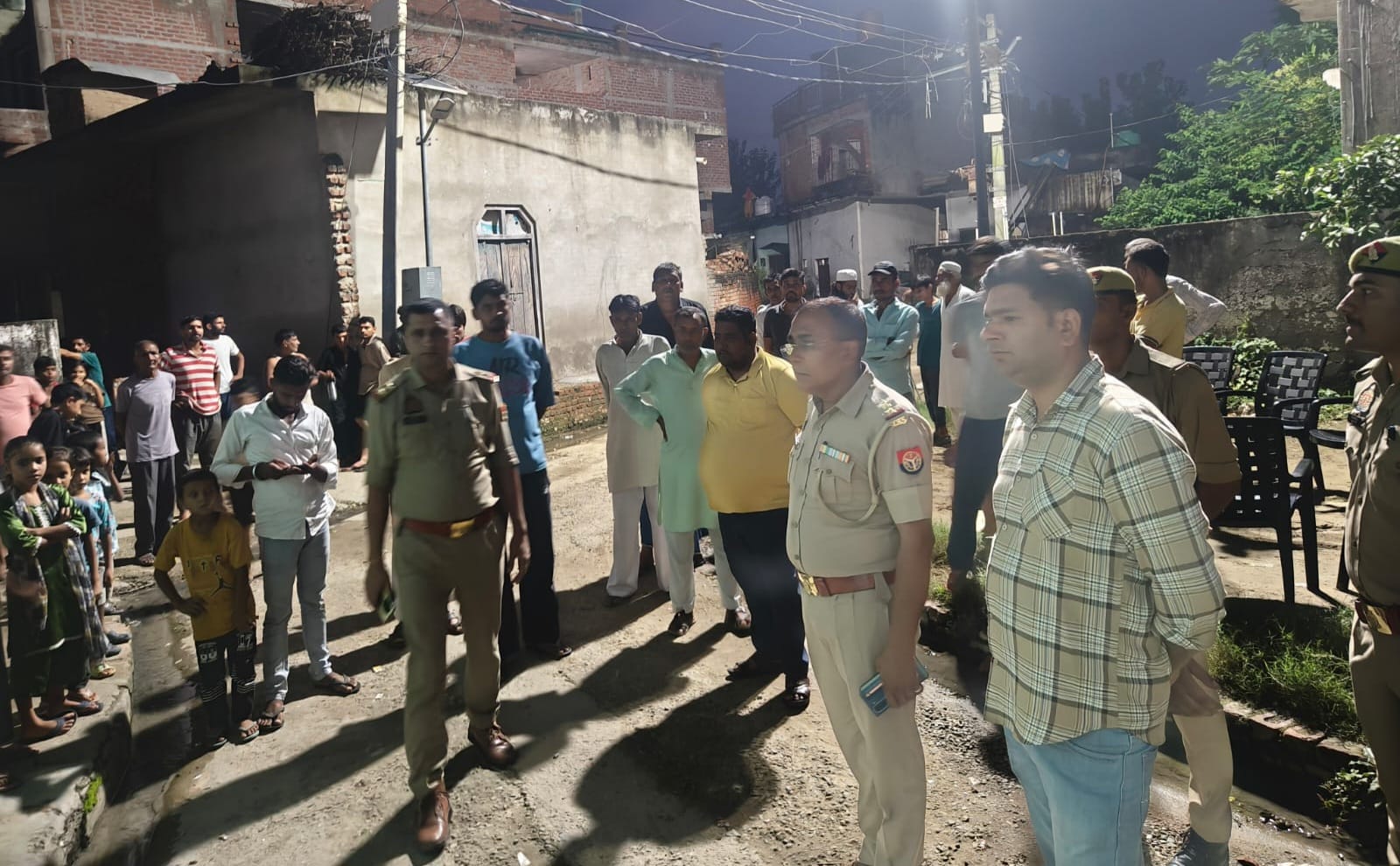 ग्राम बनखला में मस्जिद में कुआं होने की सूचना पर मौके पर जांच करती पुलिस संवाद