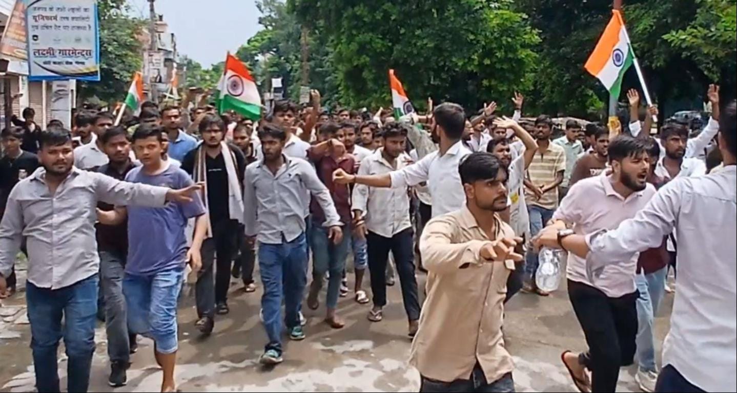 गांधी पार्क में धरना देने उमड़े छात्र व तैनात पुलिस फोर्स। संवाद
