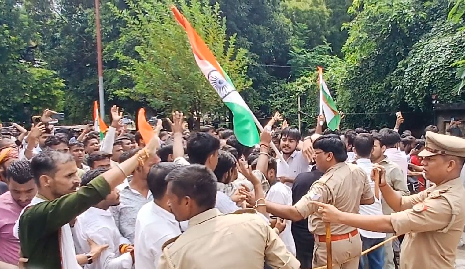 गांधी पार्क में धरना देने उमड़े छात्र व तैनात पुलिस फोर्स। संवाद