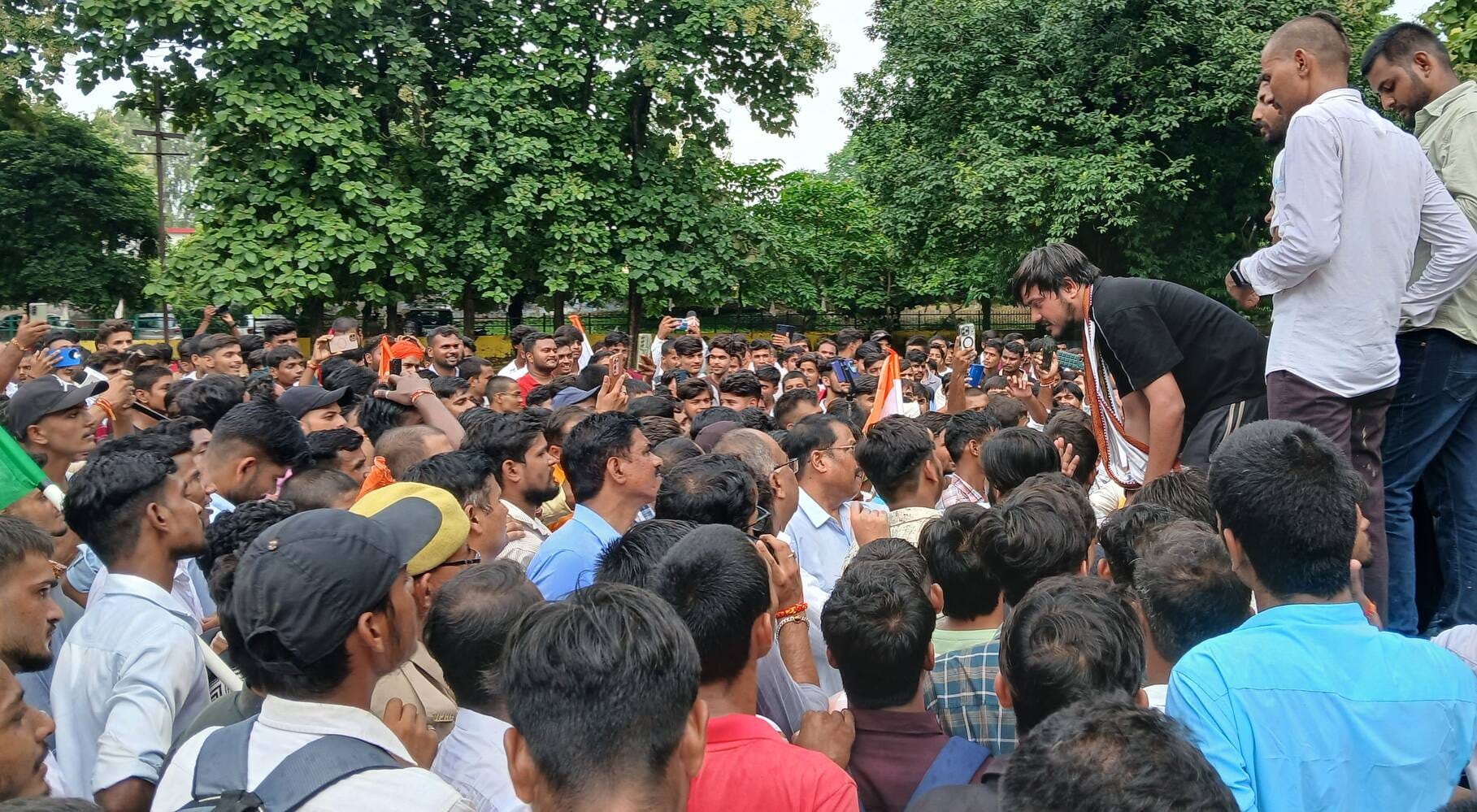 गांधी पार्क में धरना देने उमड़े छात्र व तैनात पुलिस फोर्स। संवाद