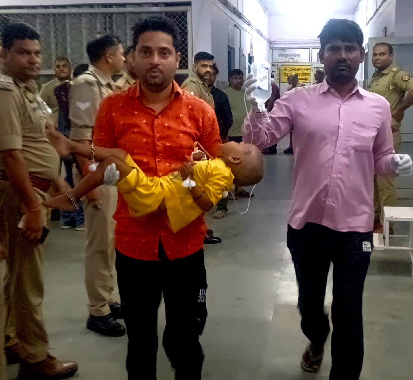 ईपीई पर हादसे के बाद बागपत जिला अस्पताल में भर्ती घायल हुए श्रद्धालु। संवाद ईपीई पर हादसे के बाद बागपत जिला अस्पताल में भर्ती घायल हुए श्रद्धालु। संवाद