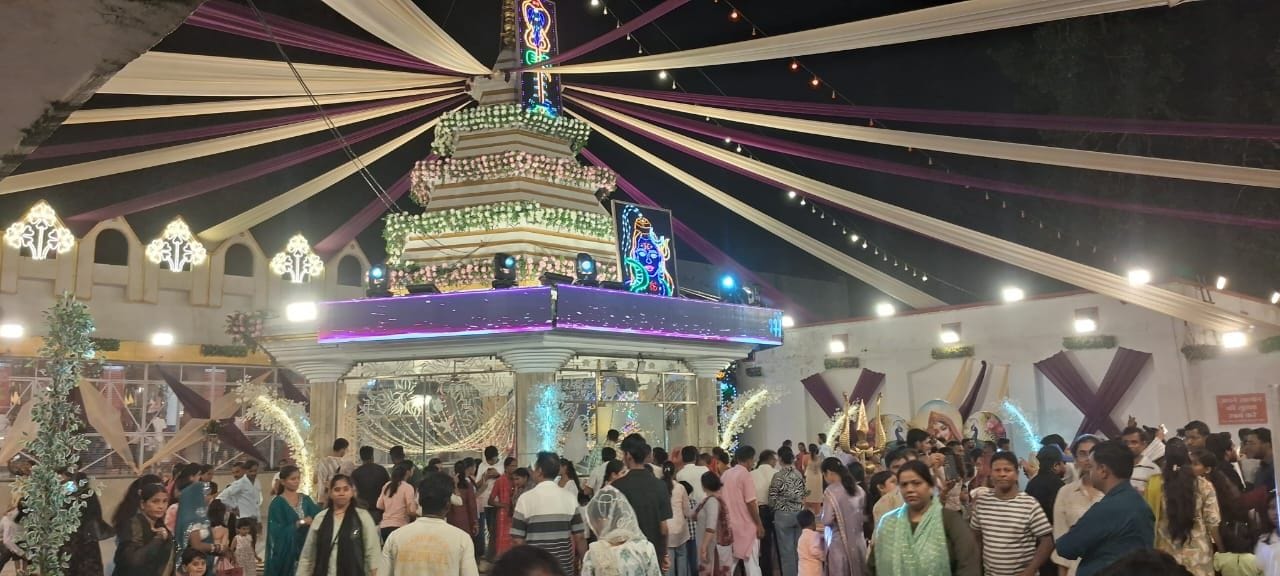 इस्लामनगर -- जन्माष्टमी के बाद एकादशी के अवसर पर कस्बे के प्रमुख मार्गों पर प्रथा के अनुसार फूल
